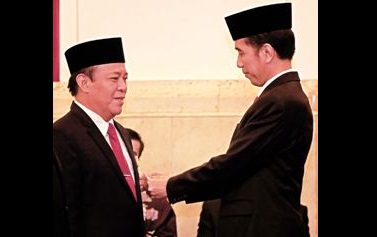 LENCANA - Fadeli menerima penyematan Satya Lencana Karya Bakti dari Presiden RI Jokowi. (Humas Pemkab Lamongan)