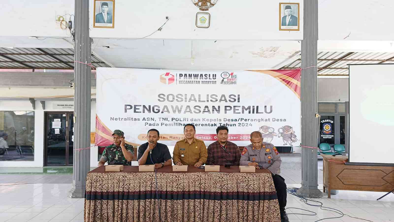  Ketua Panwascam Manyar, Muhammad Syaroni bersama Forkopimcam Manyar sosialisasi netralitas ASN, TNI, Polri dan kades dalam Pilkada 2024. FOTO: ist.
