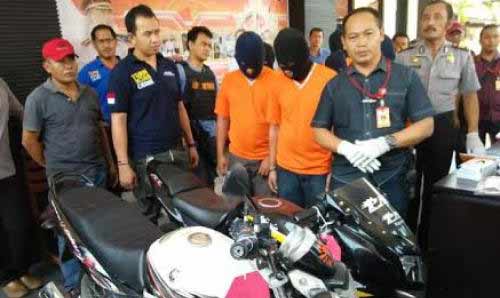 EKSPOS: Polisi menunjukkan tersangka dan barang bukti, di Mapolres Mojokerto Kota, kemarin. foto bjt