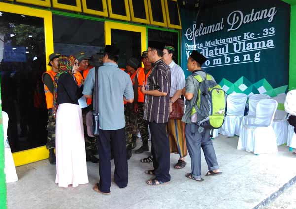  Peserta Muktamar terlihat antre registrasi. (foto: rony suhartomo/BANGSAONLINE)
