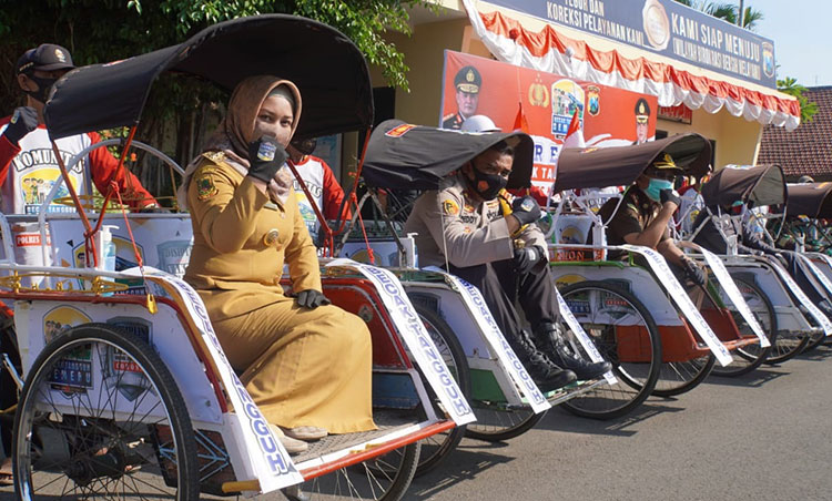 Wali Kota Mojokerto saat naik Becak Tangguh Semeru. (foto: ist).