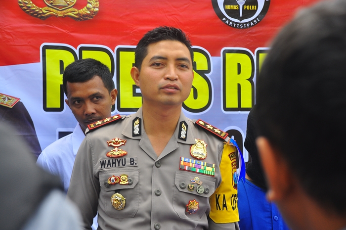 Petugas saat menggelendang pelaku di Mapolres Bojonegoro.