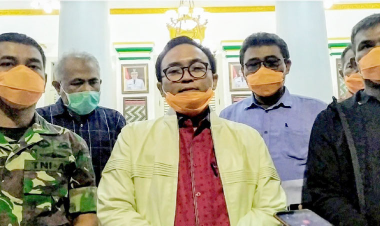Bupati Pamekasan Baddrut Tamam saat memberikan keterangan terkait adanya pasien positif virus Corona (Covid-19), Ahad (29/3).