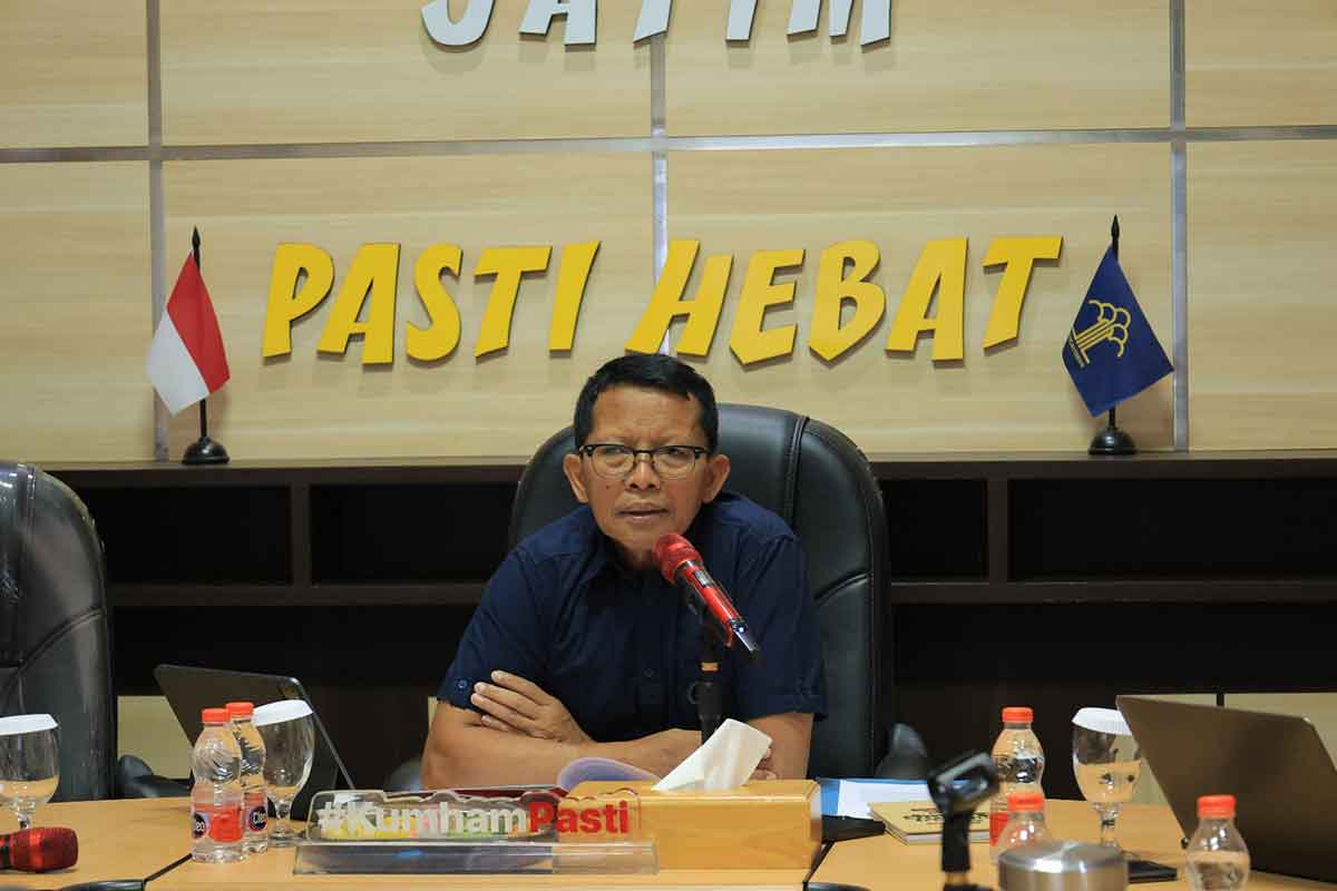  Kakanwil Kemenkumham Jatim, Heni Yuwono saat menggelar rapat terbatas terkait hasil evaluasi hasil pencapaian kinerja, serta memaparkan penyerapan anggaran hingga bulan Oktober, Jumat (20/10/2023). Foto: Dok. Humas Kemenkumham Jatim.