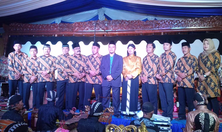 Kades Budi Widodo bersama perangkat Desa Bungkal foto bareng setelah sukses menggelar bersih desa.
