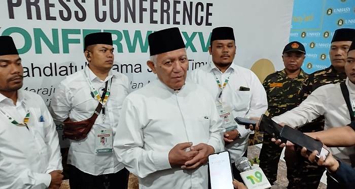 Pj Ketua PWNU Jatim, KH Abdul Hakim Mahfudz (Gus Kikin) saat jumpa pers. Foto: AAN AMRULLOH/ BANGSAONLINE.com