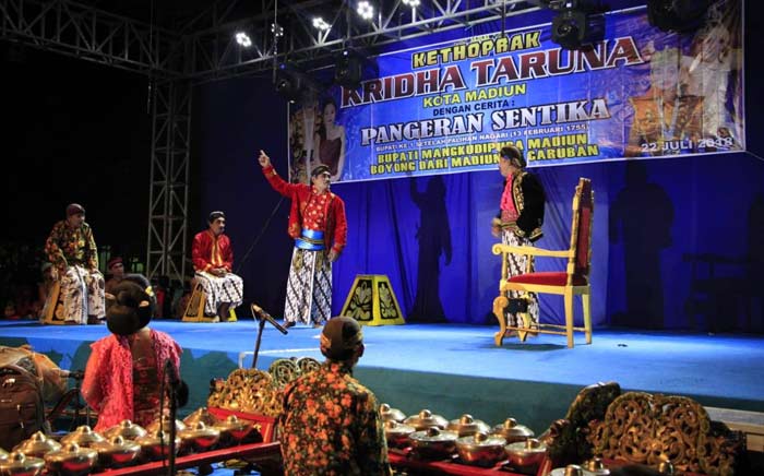 Pagelaran ketoprak dengan lakon‘Pangeran Sentiko’ dimainkan oleh seniman Kota Madiun.