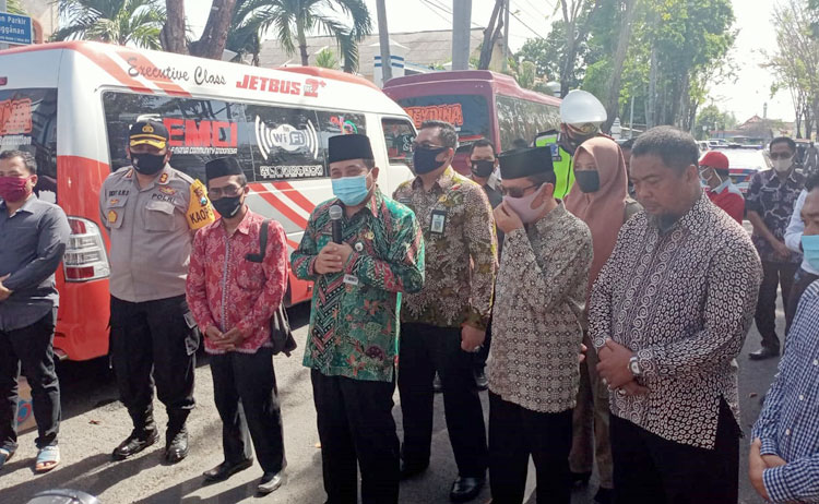 Sekdakab Yuliadi Setiawan saat melepas para santri Pesantren Al Amien balik ke pondok.