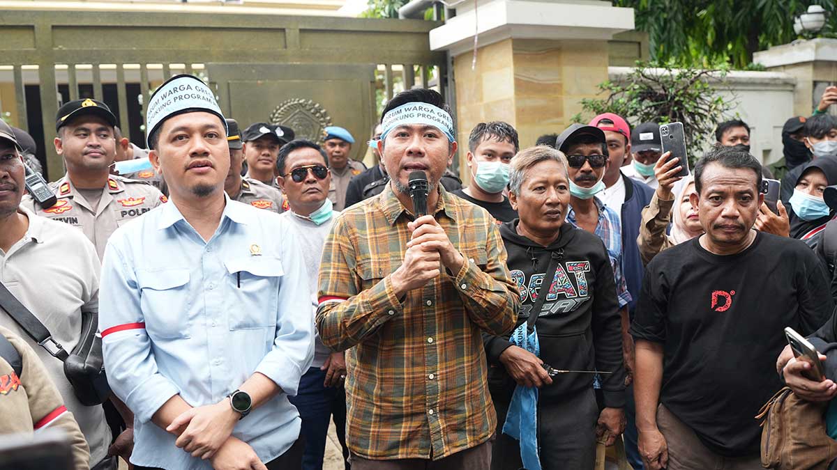 Wakil Ketua DPRD Gresik dari Fraksi Gerindra, Lutfi Dawam Dhawan, bersama anggota Fraksi Gerindra, Muhammad Kurdi, ketika menemui para pendemo. Foto: Ist