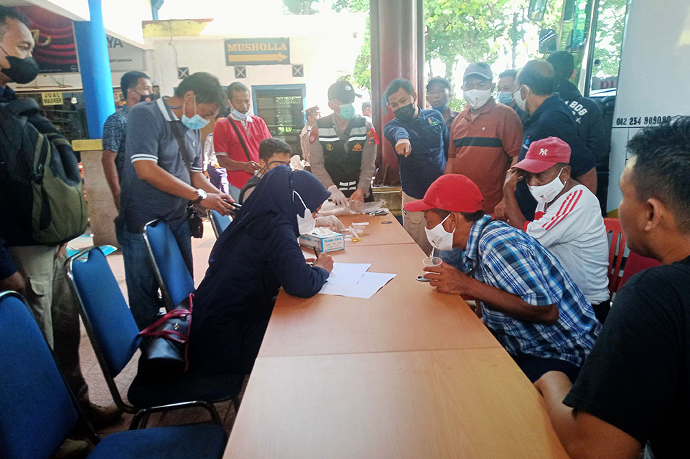Sejumlah sopir bus di Terminal Bayuangga, Kota Probolinggo, saat menjalani tes urine.