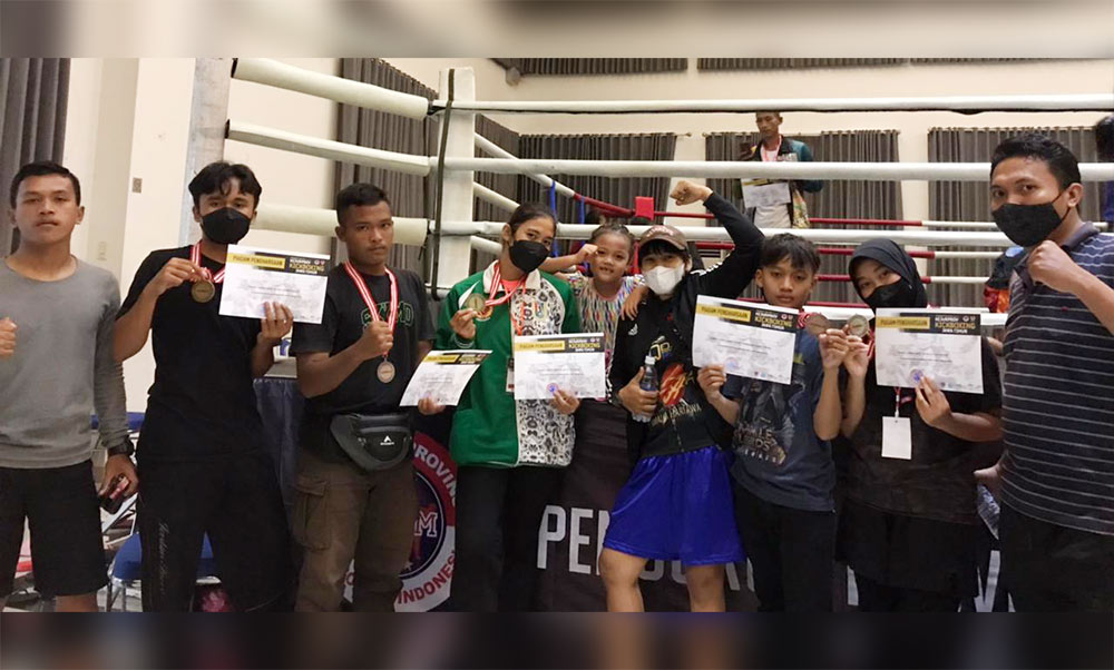 Para Atlet KickBoxing Tuban merayakan prestasi yang diraih di ajang Kejurprov Jatim.