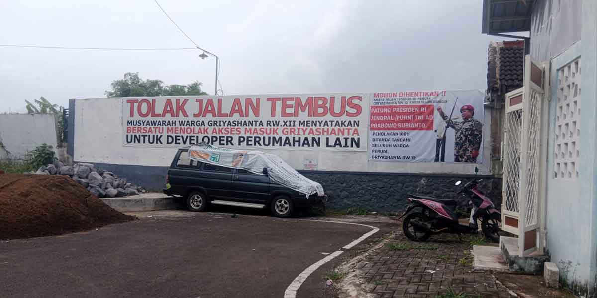 Tembok di Perumahan Griya Shanta, Kota Malang.