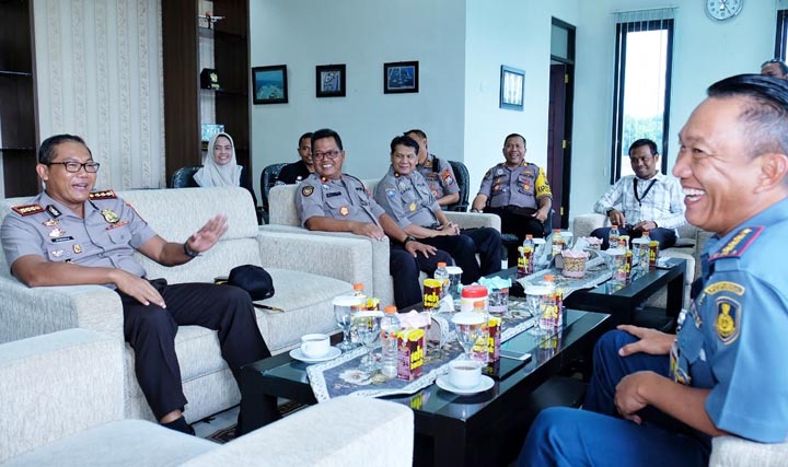 Kunjungan silaturahim Polresta Sidoarjo diterima langsung Oleh Danlanudal Juanda Kolonel Laut (P) Muhammad Tohir.
