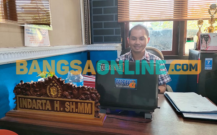 Kanit IV Tipikor Satreskrim Polres Sampang, Ipda Indarta, saat ditemui di ruang kerjanya. Foto: MUTAMMIM/BANGSAONLINE
