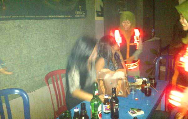 PENYAKIT MASYARAKAT: Pengunjung cafe tak berkutik saat ketahuan petugas sedang pesta miras. foto: rusmiyanto/BANGSAONLINE