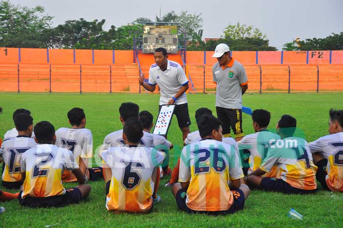 Pelatih Persibo I Putu Gede sedang memberikan pengarahan kepada pemainnya. foto: EKY NURHADI/ BANGSAONLINE