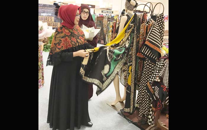 Foto: Fatma Saifullah Yusuf sedang memeriksa salah satu karya desainer. 