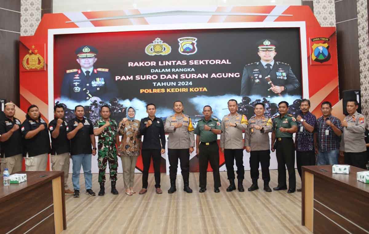 Kapolres Kediri Kota, AKBP Bramastyo Priaji, saat berfoto bersama. Foto: Ist