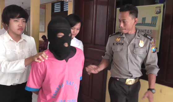 Tersangka Kardi digelandang di Mapolres Tuban. foto: suwandi/BANGSAONLINE