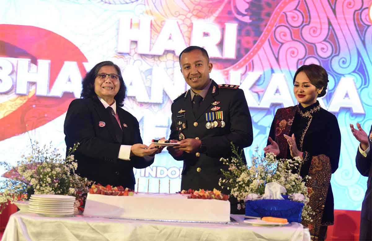 Kapolres Kediri Kota, AKBP Bramastyo Priaji, saat menyerahkan kue HUT ke-78 Bhayangkara kepada Pj Wali Kota Kediri, Zanariah. Foto: Ist