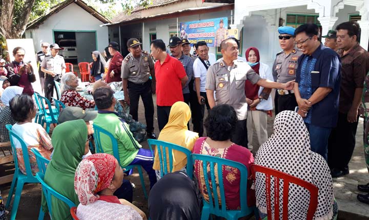 Kapolres Kediri Kota, AKBP Miko Indrayana saat meminta kepada wakil Jurnalis, Didik Mashudi, untuk memberikan sambutan. 