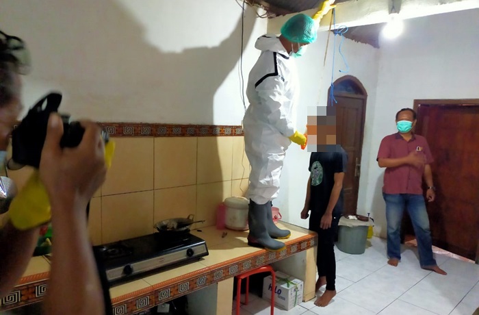 MENGGANTUNG: Kondisi korban saat ditemukan menggantung di dalam ruangan dapur rumahnya. 