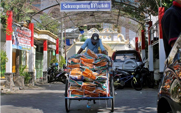 Abang becak tetap menjadi andalan utama untuk membagikan bantuan. foto: ist.