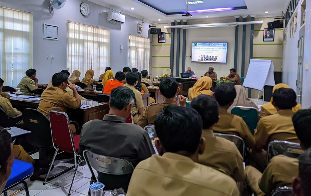 Puluhan peserta saat mengikuti bimtek operasi dan pemeliharaan irigasi lanjutan di Balai Pertemuan DPUPR Magetan. Foto: ANTON/HB