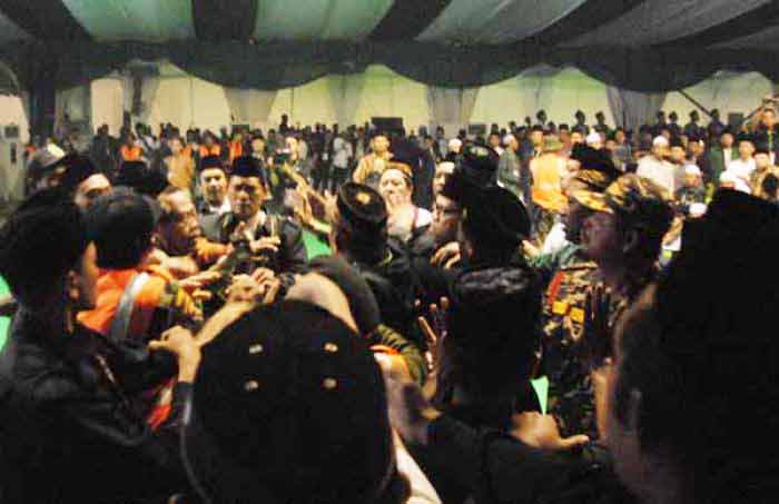 Suasana ricuh Muktamar NU ke-33 di alun-alun Jombang Jawa Timur. foto: rony suhartomo/BANGSAONLINE