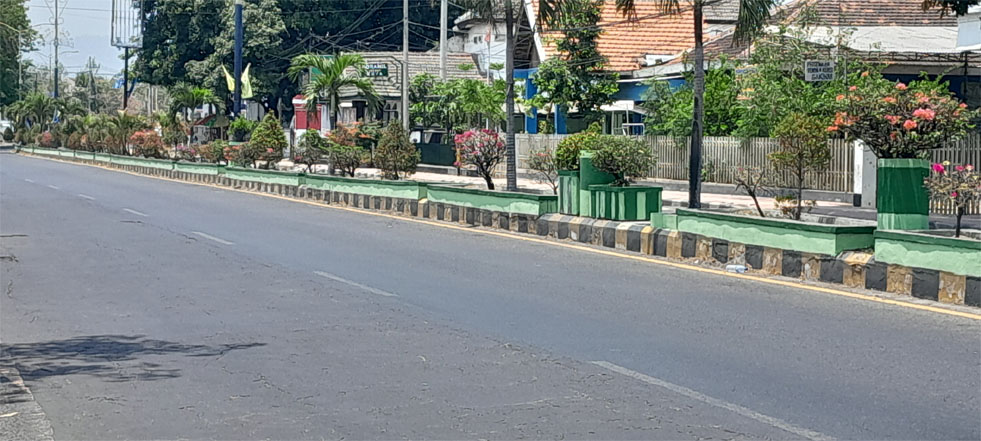 Kegiatan pengecetan pot median jalan sepanjang PB Soedirman. 