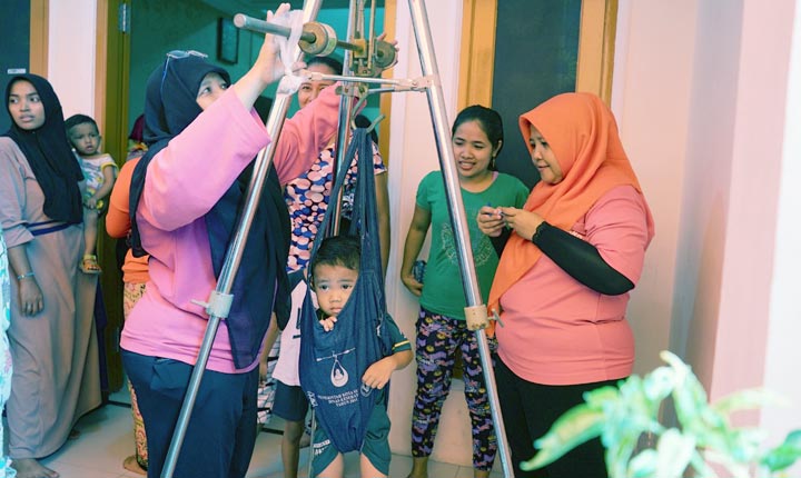 Kegiatan penimbangan badan di salah satu posyandu.