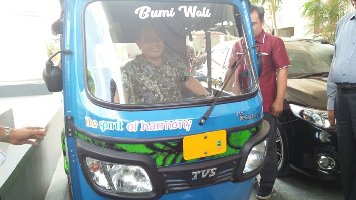Wabup Tuban saat mencoba motor roda tiga hasil kerja sama TVS dan BUMD. 