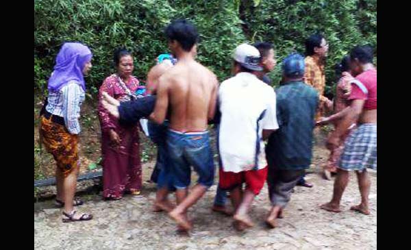 Warga membantu mengevakuasi penumpang yang tewas dan selamat. foto: istimewa