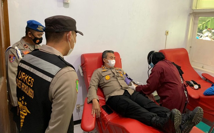 Kapolres Probolinggo AKBP Ferdy Irawan saat mengikuti donor plasma konvalesen.