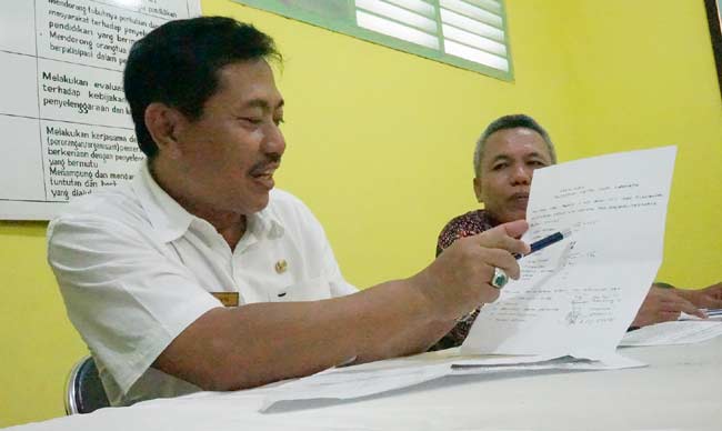 Ghufron, Wakil Dewan Pendidikan saat menunjukkan kode beserta kunci jawaban yang bocor. foto: rony suhartomo/ BANGSAONLINE