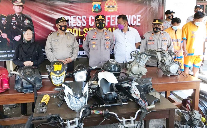 Kapolsek Balung Iptu Sunarto saat merilis kedua pelaku berikut barang bukti berupa pretelan-pretelan bagian sepeda motor.