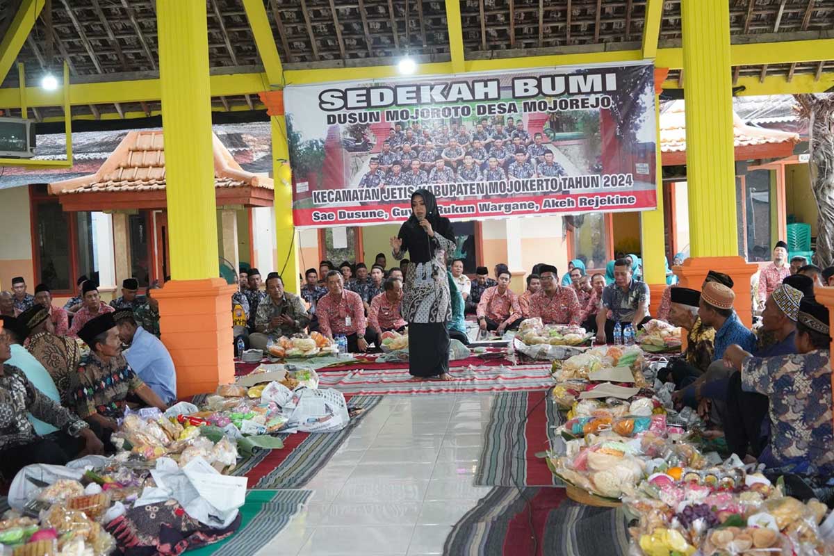 Bupati Mojokerto, Ikfina Fahmawati saat paparkan strategi membangun Kabupaten Mojokerto di ruwah Dusun Mojoroto, Desa Mojorejo, Kecamatan Jetis.