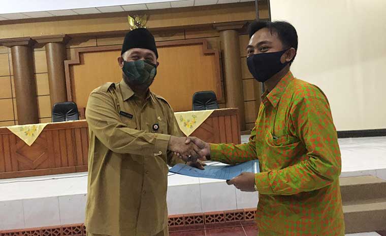 Penyerahan SK Bupati secara simbolis kepada 42 GTT/PTT yang ada di Kabupaten Jember. 
