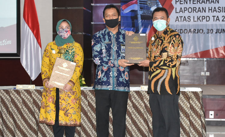 Bupati Pungkasiadi menerima penghargaan WTP keenam berturut-turut dari Kepala BPK Perwakilan Provinsi Jawa Timur, Joko Agus Setyono.