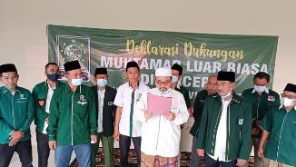 KH. Encep Subandi dan para kader PKB Provinsi Banten saat membacakan deklarasi mendukung MLB PKB, Selasa (11/5/2021). foto: ist.
