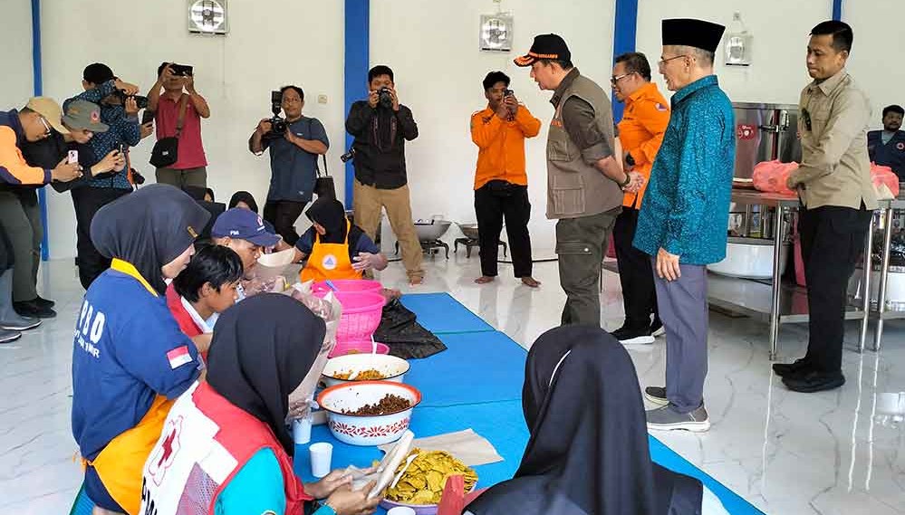 Wabup Pasuruan, M. Shobih Asrori, mendampingin Kepala BNPB, Letjen TNI Dr. Suharyanto, meninjau banjir dan selter kebencanaan di berbagai titik. (Ist)