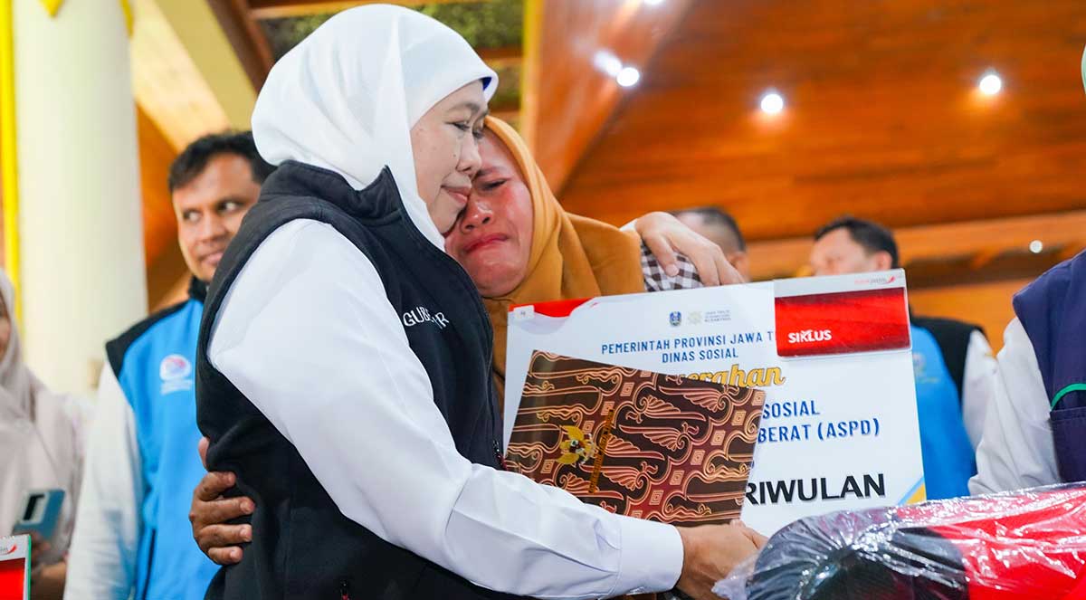 Gubernur Khofifah saat menyapa masyarakat ketika menyalurkan bantuan sosial di Sidoarjo.