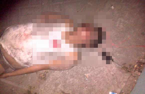 SEKARAT: Kondisi maling motor, Arifin yang nyaris tewas setelah tertangkap dan dihajar massa. foto: catur andy erlambang/BANGSAONLINE