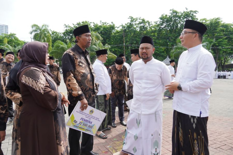 Di Peringatan Hari Santri, Bupati Gresik Berikan Reward kepada Juara Umum MTQ Jatim 2025