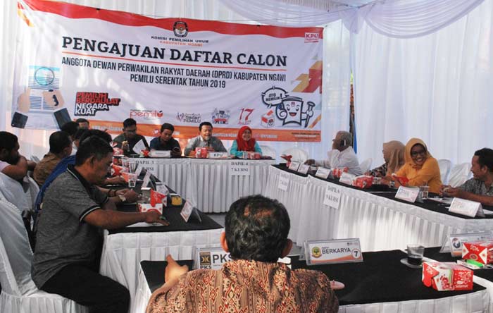 Suasana Kantor KPUD Ngawi yang memasang tenda untuk pendaftaran bacaleg. 