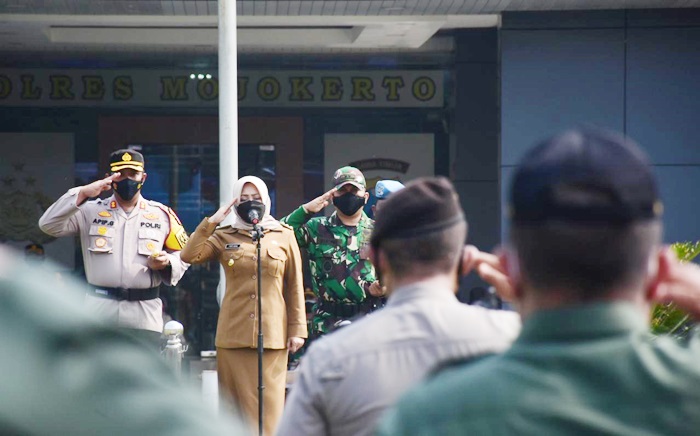 Bupati Ikfina ketika memimpin apel gelar pasukan antisipasi bencana alam tahun 2021, di halaman Mapolres Mojokerto, Senin (25/10) pagi.