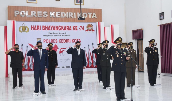 Kapolres Kediri Kota AKBP Miko Indrayana (paling depan), Wali Kota Kediri Abdullah Abu Bakar serta Jajaran Forkopimda Kota Kediri. foto: ist.