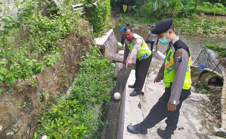 Petugas menunjukkan lokasi terjatuhnya korban.