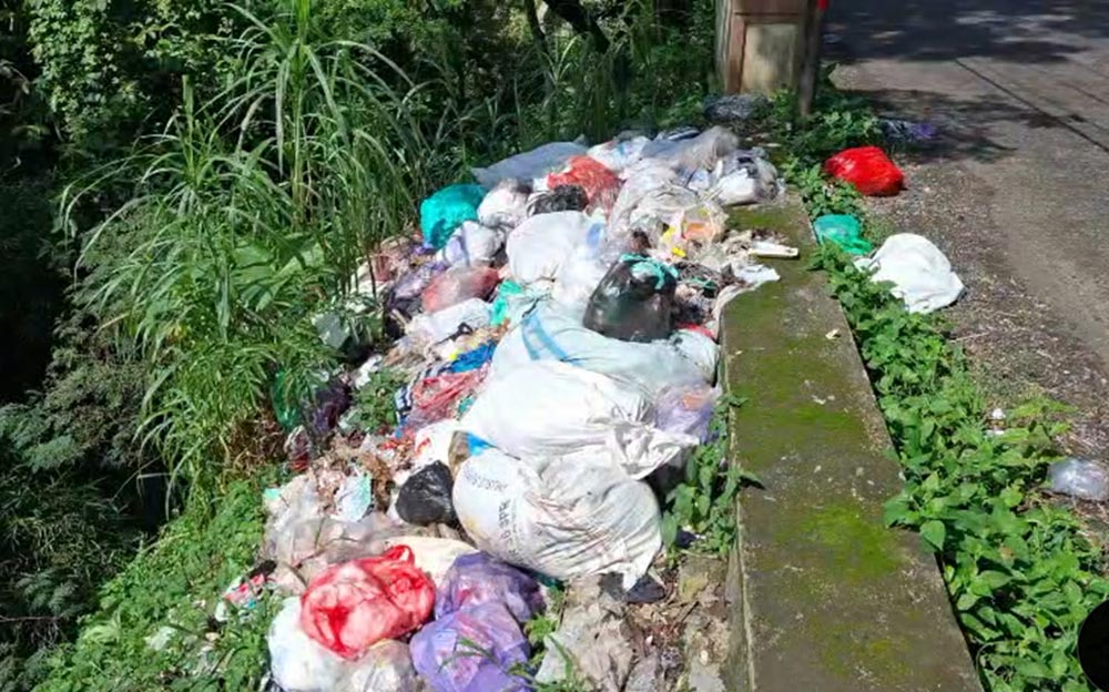 Kondisi tumpukan sampah di dekat Jembatan Blawean Desa Turi, Kecamatan Panekan. Foto: ANTON/HB