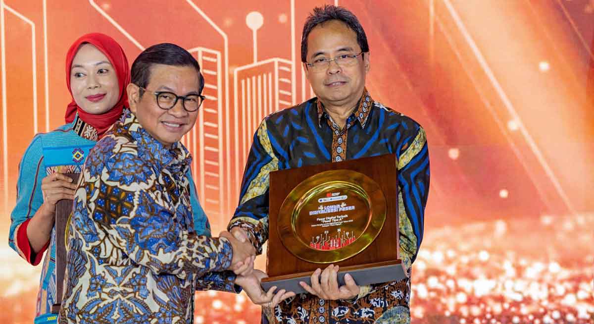 Gubernur Jakarta, Pramono Anung, saat menyerahkan penghargaan ke Direktur Utama Bank Jakarta, Agus H. Widodo.